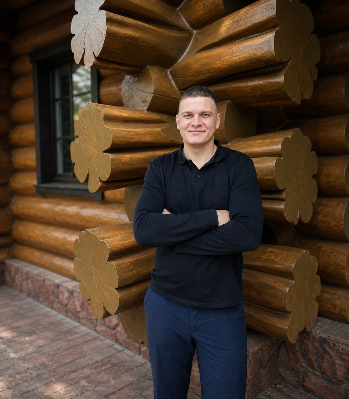 Никита Дмитриевич Цыплятников, основатель компании «Фактура», на деревянной террасе дома, построенного его бригадой.